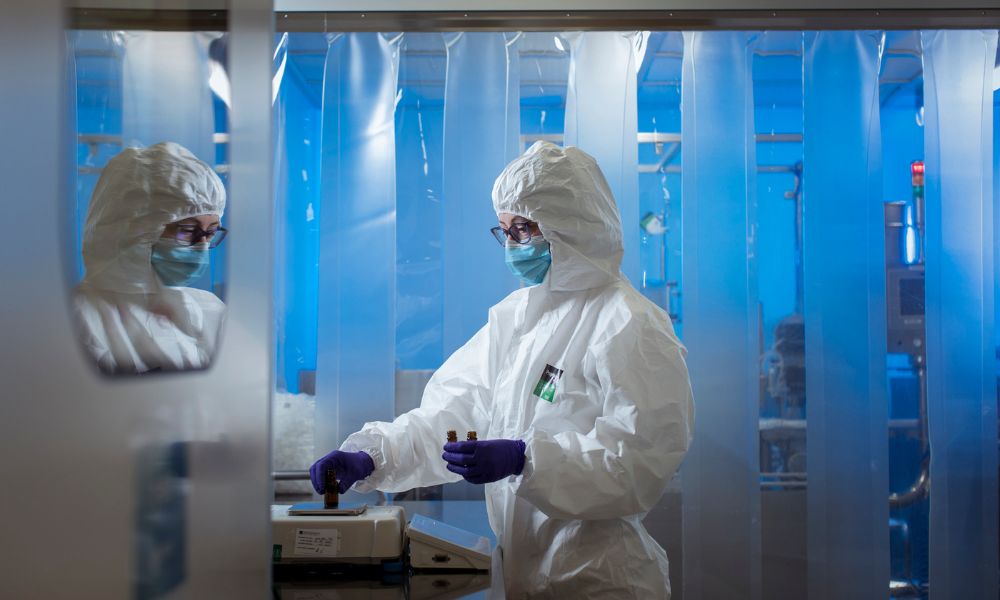 Biofarma Group employee working in the production of probiotic-based products in the Mereto di Tomba plant